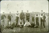 Ett fotbollslag i Falköping. Stående från vänster: Fritz Persson, John Kjellman, Hjalmar Jakobson, Oskar D.Johansson, Harald Eriksson, Erik Medin, Sven Lindström, Folke Malmsten, Oskar Mellén. Sittande från vänster: David Andersson, Ernst Johnsson, Vald.Lindberg, K.E. Kappers, Karl Norén.