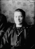 En kvinna, bröstbild.Fröken Alice Olsson