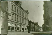 Storgatan, vid S:t Olofsgatans korsning. T.v. hörnet av  Jouvins hotell. I förgrunden Bruno Larsson på spritbolaget.