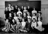 Marsfältets skola, klassrumsinteriör, 22 skolbarn med lärarinna fru Helena Jansson.
Klass 2c, sal 3.