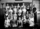 Nikolaiskolan, klassrumsinteriör, 23 flickor med lärarinna fröken Valborg Munthe.