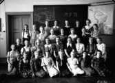 Vasaskolan, klassrumsinteriör, 30 flickor med lärarinna fröken Birgit Dahlström.Sal 13.