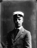 En student, bröstbild.
Leonard Johansson, Helsingfors, Finland.
Bilden tagen vid Odensbacken, Asker socken, söndagen den 16 augusti 1908.