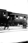 Järnvägsstation, ett tåg, fyra personer.
Troligen urspårning på Örebro Södra i början av 1900-talet.
Se även bilderna: 10642, 10645, 10646, 10647.