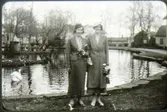Svandammen på Mösseberg. Från vänster: Märta Myrberg, Greta Johansson.