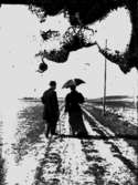 En man och kvinna gående på vägen.