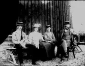 Familjegrupp, fyra personer och en hund.