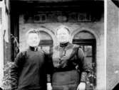 Två kvinnor.
Bostadshus i bakgrunden.
Missionär Lotten Nordin, Älvesta, Kumla socken i Kina.