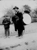 En man med dragspel och trumma och en pojke.
Miceli Cocaza