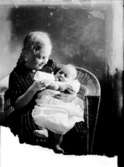 En flicka med  en baby.
Märta och Sven Lindskog