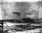 Sågverk, fabriksbyggnader.Bostadshus i bakgrunden.En man med häst.Beställare: Inga Kvick (lanthandeln), Håkanbol, Nysunds socken.