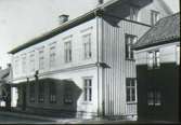 Kv. Gästgivaren, Storgatan 42, Samskolan. Byggd 1864-65. Upphörde som samskola 1911, då nya läroverket invigdes. Användes sedan som bostadshus. Revs 1964 för att ge plats åt nya S:t Olofs-husets nedre del. Troligen revs Storgatan 36 och 40 samtidigt.