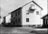 Kv. S:t Bernhard, Botvidsgatan 53, fabrikör Pompejus hus. Revs 1969 för parkeringsplats till Domus på Ranten. Botvidsgatan 51, i mitten, disponent N.W. Villhelmssons 