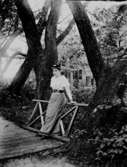 En kvinna på en träbro.