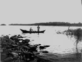 Två män i en roddbåt.