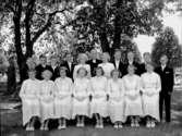 Stora Mellösa konfirmander, 10 flickor, 8 pojkar och pastor Henriksson.
Pingstdagen, söndagen den 1 juni 1952.