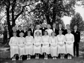 Stora Mellösa konfirmander, 10 flickor, 8 pojkar och pastor Henriksson.
Pingstdagen, söndagen den 1 juni 1952.
