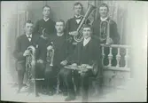 Järnvägsmännens musikkår. Från vänster: stående: Per Sköld, Carl Noring, Oskar Gustavsson. Sittande: Erik Larsson, Rick och Albin Sahlgren.