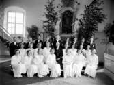 Konfirmander, 15 flickor, 10 pojkar och pastor Thorman.
Interiör av Tysslinge kyrka.