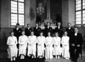 Konfirmander, 7 flickor, 6 pojkar och prosten Areborg.
Interiör av Lillkyrka kyrka.