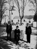 Konfirmander, 3 flickor, 2 pojkar och pastor Thorman.
Tysslinge kyrka i bakgrunden.