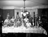 Rumsinteriör, 14 personer vid bordet.
Folke Olssons dotters studentskiva.