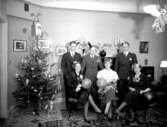 Rumsinteriör, nyårsfirande, 6 personer.
Nyårsafton den 31 december 1936, kl.11.00.
Köpman Carl Eklöf