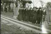 Rantapojkar på Mössebergsgatan vid Thorulfs hus. Fr.v. Gunnar Ekblad, Karl Karlsson, Gunnar Jansson, Nils Danielsson, Bertil Smedberg, Gustav Svensson, Nils Lundin,  Ivar Nilsson. Våren 1920.