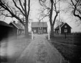 Näsby gård, en och en halv vånings bostadshus med två flygelbyggnader.
Karl Krügel