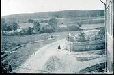Mösseberg, Scheelegatan fr. öster. Ängshögens södra gånggrift i förgrunden.