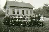 Rantens småskola 1901. Lärarinna: Maria Larsson. Nr 4 från höger i första raden: Karl Bergqvist, Ranten.