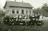 Rantens småskola 1901. Lärarinna: Maria Larsson. Nr 4 från höger i första raden: Karl Bergqvist, Ranten.