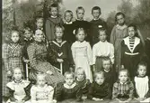 Rantens småskola, skolklass med  lärarinna fröken Maria Josefsson. 1898. Bakre raden, pojkar: Fr. v. 1. Valdemar Eriksson, 2. Robert Sandgren, 3. Signe Malmström, 4. David Johansson, Flickor: 1. Helga Lundin, 2. Inez Bergkvist, 3. Bakom lärarinnan: Märta Nilsson, 4. Lärarinnan, 5. Helga Dahl, 6. Lydia Karlsson, 7. Anna Spångberg, 8. Märta Svahn, 9. Osta Andrésen. Första raden: Sigrid Johansson, 2. Hanna Fahlgren, 4. Ingeborg Johansson, 5. Mary Strömberg, 7. Elsa Öberg. Osäkert om stavning av efternamnet  Andrésen är riktigt. Bild A-1087 är av bättre kvalitet än bild A-1193.