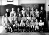 Almby Södra skola, klassrumsinteriör, 23 skolbarn med Ture Lindbo, vikarie för lärare Albert Johansson.
Klass 6Cc.