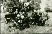 Jättene bystämma, 1948. Bakre raden: Erik Darius, Rumpegården, med byaluren, Tage Lindqvist, Korvagården. Framför dem Gillbert och Ragnar Larsson samt Anders Vilhelmsson, Skattegården (vid trädet). Med stopen, från vänster : Herman Larsson, Bosgården, och Karl Svensson, Lilla Övergården. I soffan med protokollsbok: från vänster: Sven Larsson, Bosgården, Gustav Henriksson, Jäppagården samt Linnar Andersson, Nedergården, med den s.k. fiolen, förvaringslåda för byakartor  och protokoll.