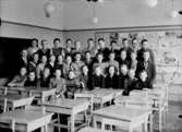Klassrumsinteriör, 34 pojkar med lärare.