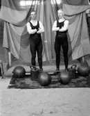 Två atleter, tyngdlyftare.
Gustaf Larsson, Ringgatan 5, Örebro.