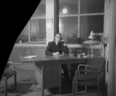 Kontorsinteriör, en man.