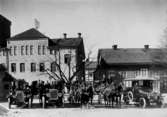 Örebro Brandstation, brandbilar och brandmän, hästar och vagnar.
Från höger Fabriksgatan 9, 11. Huset till höger brandchefens bostad.