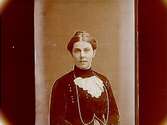 En kvinna, bröstbild.Fru Hulda Lindskog, fotograf Sam Lindskogs fru.