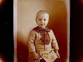 En pojke.
Fotograf Sam Lindskogs son Karl Erik, 3 år.
Bilden tagen våren 1915.