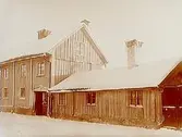 Tvåvånings bostadshus, timrad.
En vånings bostadshus, timrad, mot norr.