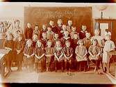 Rynninge skola, klassrumsinteriör, 27 skolbarn med lärare, klass 1.Fröken Dahlén