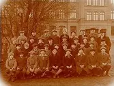 Västra skolan, 36 skolpojkar med lärare, sal 9.
Skolbyggnad i bakgrunden.
E.R. Hydner