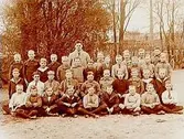 Västra skolan, 34 skolpojkar med lärare, klass 4, sal 1.
Lärare G. Tillas