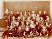 Engelbrektsskolan, klassrumsinteriör, 26 skolbarn med lärare, klass 2, sal 14.
Skollärare fru Elsa Linderholm