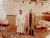 Två herrar, landshövding Elmqvist och Sadhu John Nelson Kristananda.Båten Örebro I i bakgrunden.