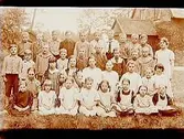 Tångeråsa kyrkskola, 35 skolbarn med lärare.
Folkskollärarinnan fröken Greta Karlström
