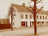 Tvåvånings bostadshus med affärslokaler i bottenvåningen.
Fabrikör Johan Behrn