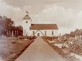 Viby kyrka och kyrkogården, från söder.Beställningsnr: VY-127.